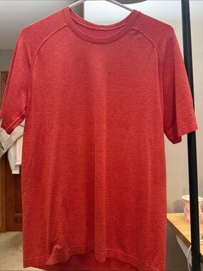 lululemon athletica Men's Short Sleeve Crew Tee - Red
